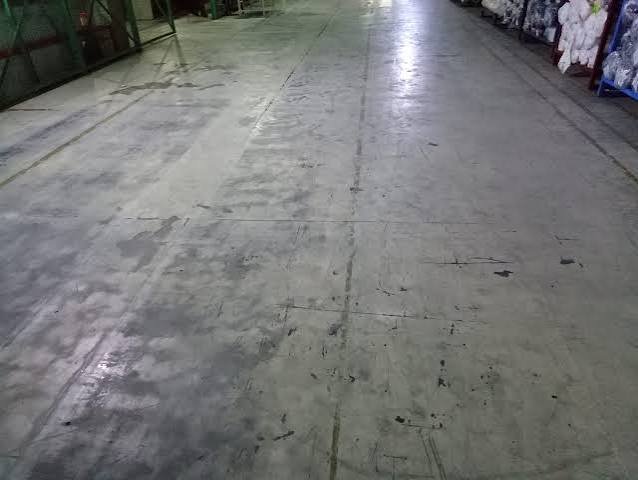 Mengapa Lantai Pabrik di Area Pesisir Gresik Lebih Cepat Rusak Tanpa Epoxy